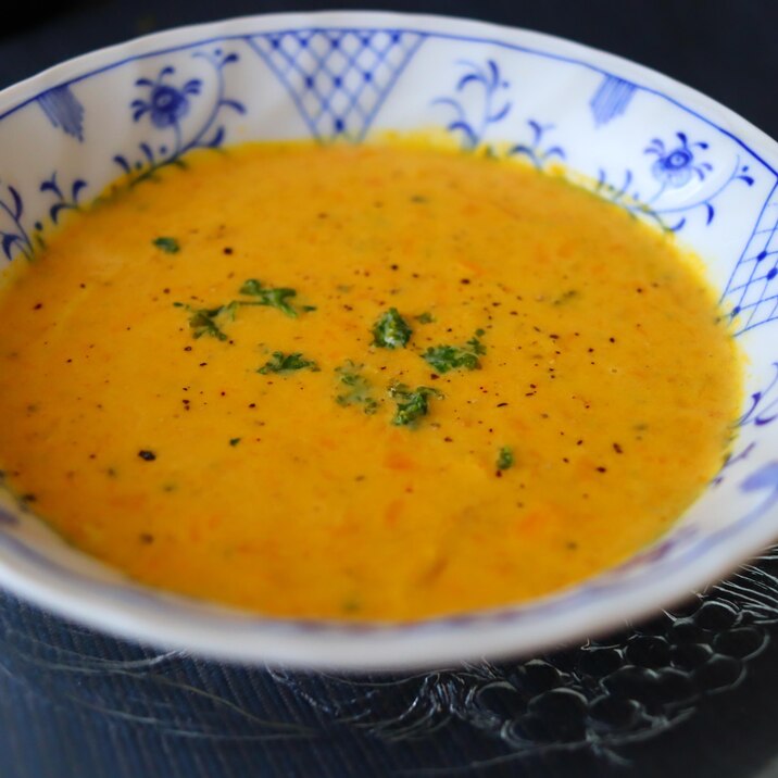 皮ごと調理!栄養たっぷり♪南瓜と人参の鮮やかスープ